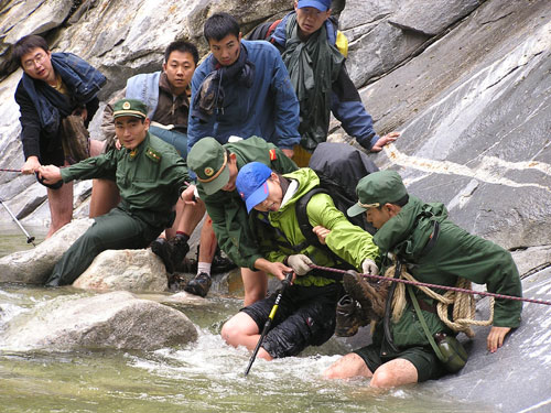 秦岭遇险者的生死时刻，垃圾堆中的坚守与救援之路