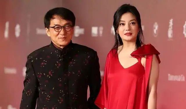 最新型病毒，小城中的奇遇与挑战